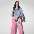 Dámska mini kabelka z prešívaného denimu na retiazke svetlomodrá 95-2Y-703-N