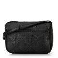 Pleciona crossbody z klapą mała czarna 100-4Y-432-1