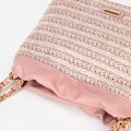 Pleciona torebka crossbody z łańcuszkami różowa 100-4Y-427-P