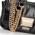 Minitorebka crossbody z połyskującej ekoskóry czarna 100-4Y-216-1