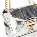 Mini crossbody kabelka z lesklej ekokože strieborná 100-4Y-216-S