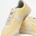 Zamszowe sneakersy z kontrastowymi wstawkami z ekoskóry żółte 100-D-351-Y