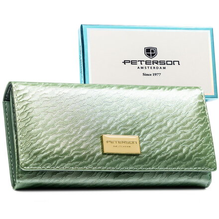 Duży, jasnozielony portfel damski zamykany na zatrzask, pokryty subtelnym wzorem na klapce - Peterson