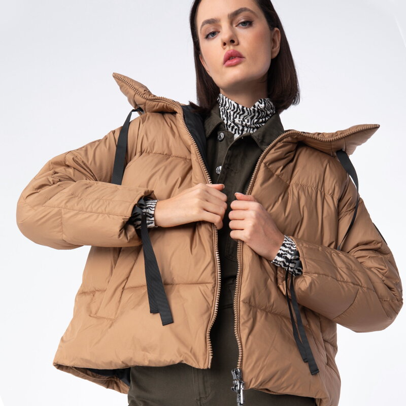 Damska kurtka oversize pikowana ze ściągaczami na rękawach jasny brąz 97-9D-401-G Damska kurtka oversize pikowana ze ściągaczami na rękawach jasny brąz 97-9D-401-G