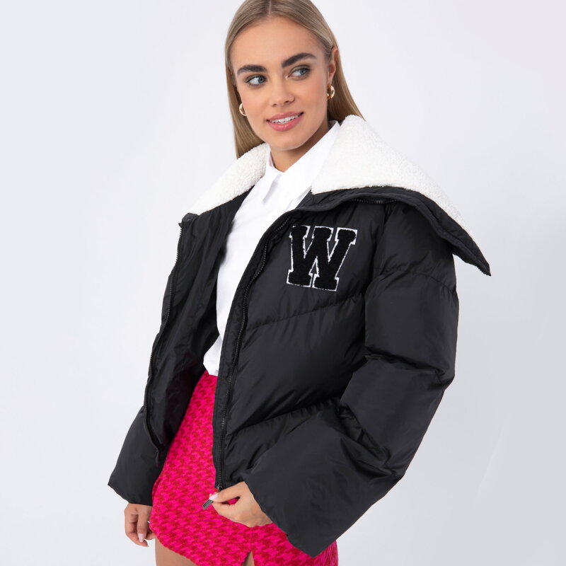 Damska kurtka oversize z kołnierzem podszytym sztucznym barankiem czarna 97-9D-901-1 Damska kurtka oversize z kołnierzem podszytym sztucznym barankiem czarna 97-9D-901-1