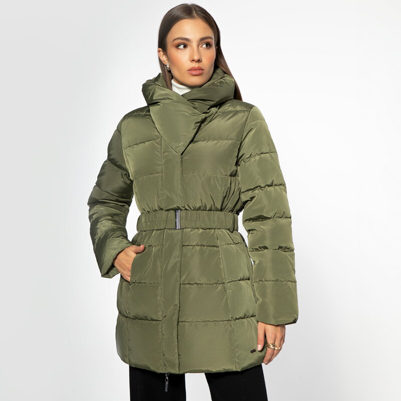 Damska kurtka puchowa z paskiem i wysokim kołnierzem zielona 97-9D-400-Z