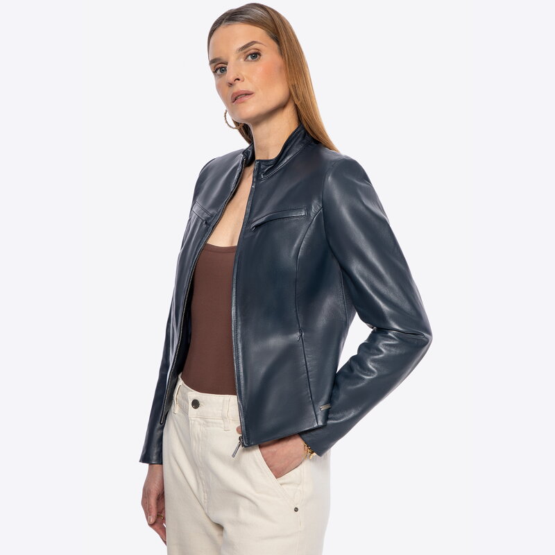 Damska kurtka skórzana z wieloma kieszeniami granatowa 100-09-801-N