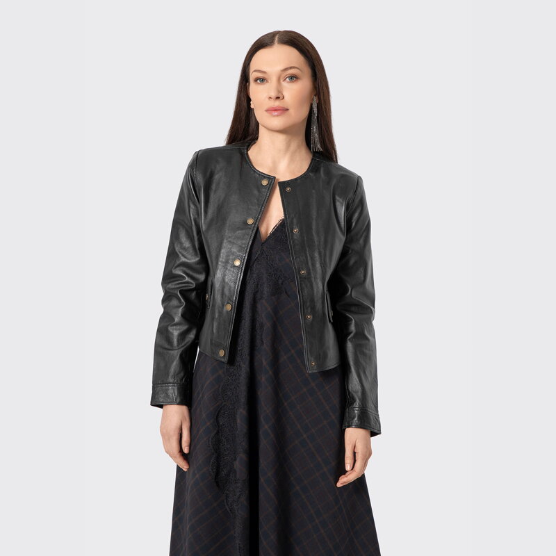 Damska kurtka ze skóry o prostym fasonie czarna 100-09-802-1