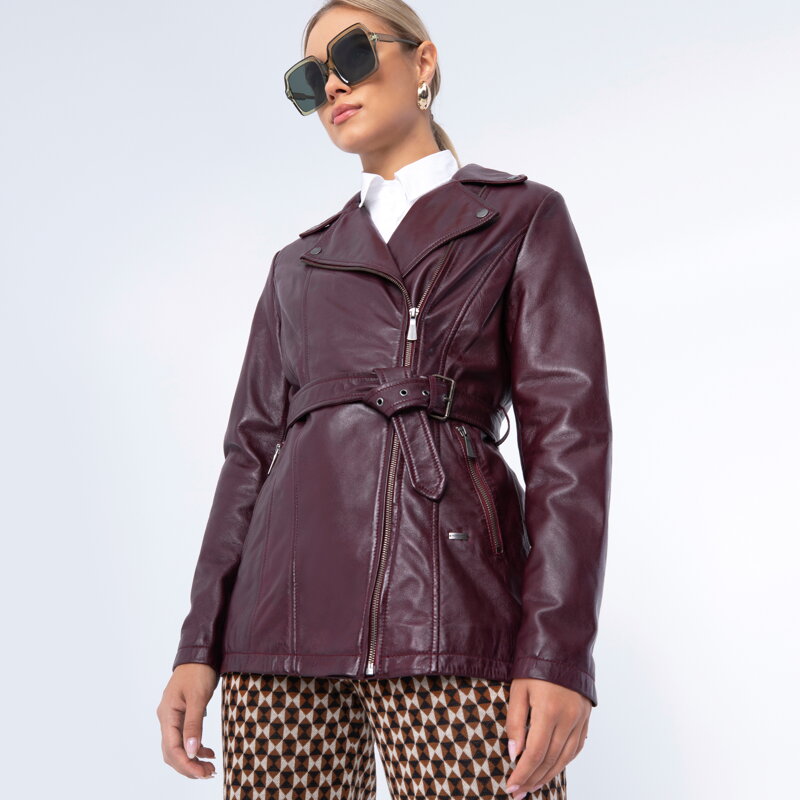 Damska kurtka skórzana z paskiem bordowa 97-09-803-D3