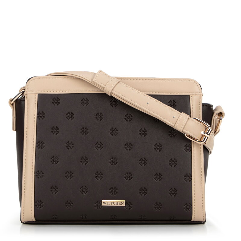 Dámska crossbody kabelka s reliéfnym monogramom, hnedá 99-4Y-231-4 Dámska crossbody kabelka s reliéfnym monogramom, hnedá 99-4Y-231-4