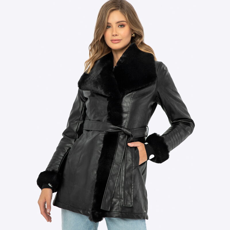 Damski płaszcz z futerkiem i paskiem czarny 99-9P-109-1 Damski płaszcz z futerkiem i paskiem czarny 99-9P-109-1