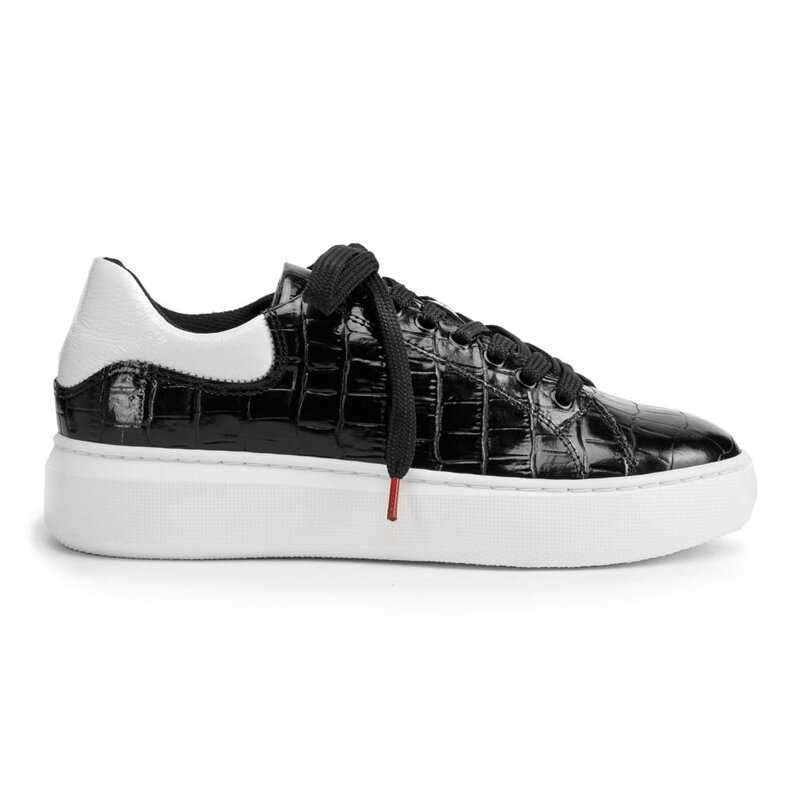 Damskie sneakersy z lakierowanej skóry o krokodylej fakturze czarno-białe 93-D-300-1W Damskie sneakersy z lakierowanej skóry o krokodylej fakturze czarno-białe 93-D-300-1W