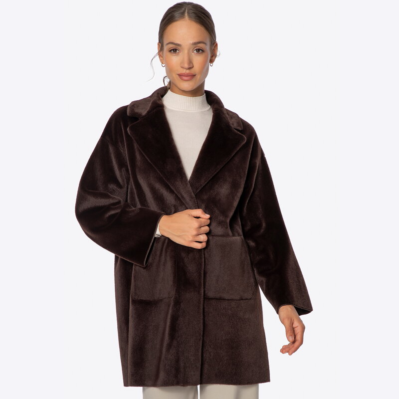 Dámsky hnedý krátky kabát z umelej kožušiny voľného oversize strihu 101-9W-201-4