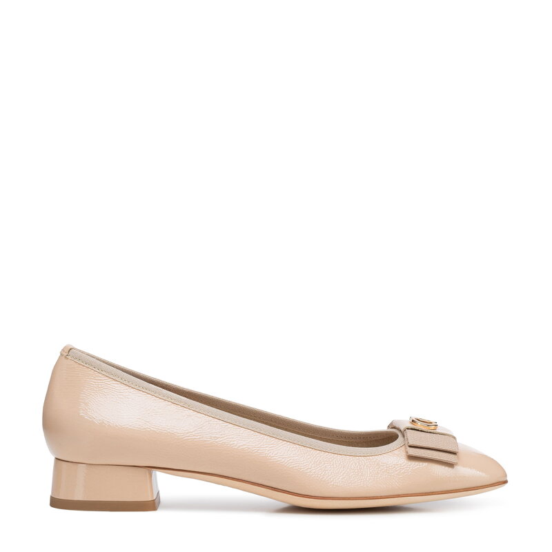 Skórzane lakierowane czółenka na niskim obcasie beżowe 102-D-103-0