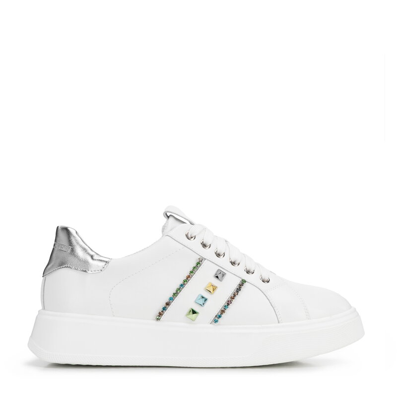 Sneakersy z imitacji skóry z ozdobami biało - srebrne 100-DP-500-G Sneakersy z imitacji skóry z ozdobami biało - srebrne 100-DP-500-G