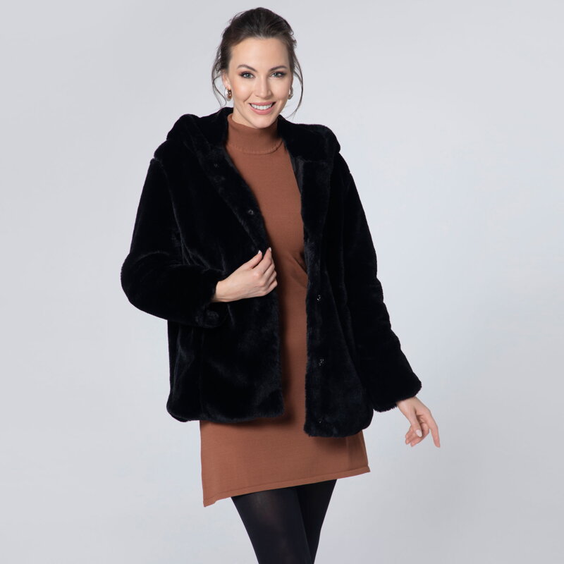 Sztuczne futerko oversize z kapturem czarne 95-9W-100-1