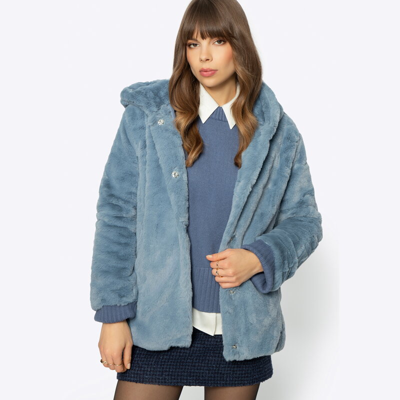 Sztuczne futerko oversize z kapturem niebieskie 95-9W-100-7